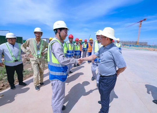 王大真看望慰問田家河項(xiàng)目建設(shè)一線干部職工(圖2) 王大真看望慰問田家河項(xiàng)目建設(shè)一線干部職工(圖2)