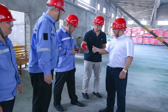 王大真看望慰問一線干部職工(圖2) 王大真看望慰問一線干部職工(圖2)