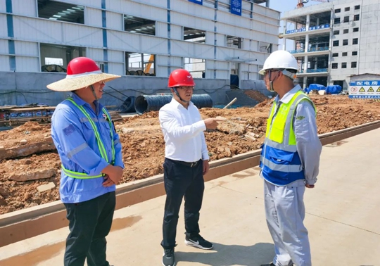 王大真節(jié)日期間看望慰問(wèn)一線(xiàn)職工(圖2) 王大真節(jié)日期間看望慰問(wèn)一線(xiàn)職工(圖2)