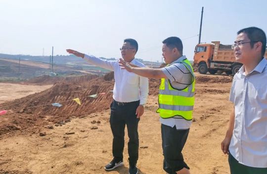 王大真節(jié)日期間看望慰問(wèn)一線(xiàn)職工(圖1) 王大真節(jié)日期間看望慰問(wèn)一線(xiàn)職工(圖1)