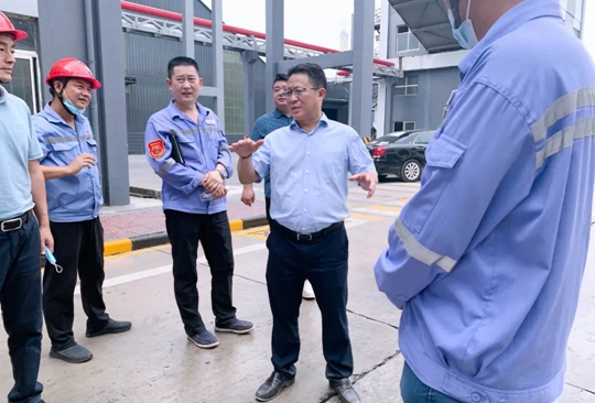 王大真一行到股份公司、化機公司現(xiàn)場辦公(圖1)