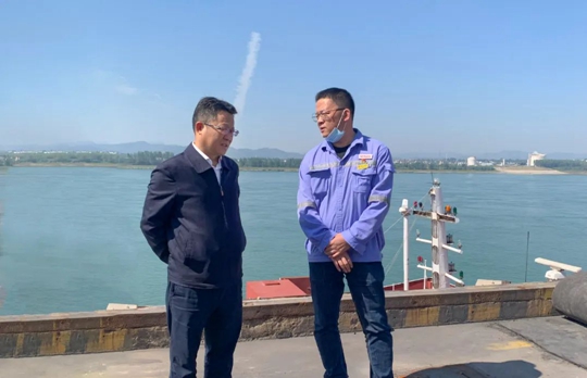 王大真深入碼頭貨場(chǎng)調(diào)研物流工作(圖1) 王大真深入碼頭貨場(chǎng)調(diào)研物流工作(圖1)