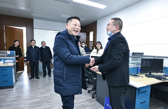 宜昌市國資委主任黃智華到宜化集團(tuán)開展新春慰問(圖1) 宜昌市國資委主任黃智華到宜化集團(tuán)開展新春慰問(圖1)