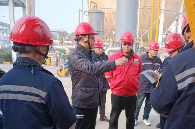 集團(tuán)安委會(huì)督導(dǎo)組兵分兩路開展安全生產(chǎn)檢查(圖1) 集團(tuán)安委會(huì)督導(dǎo)組兵分兩路開展安全生產(chǎn)檢查(圖1)