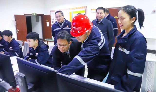 王大真一行到楚星公司慰問(wèn)消光交聯(lián)樹(shù)脂項(xiàng)目攻關(guān)團(tuán)隊(duì)(圖2) 王大真一行到楚星公司慰問(wèn)消光交聯(lián)樹(shù)脂項(xiàng)目攻關(guān)團(tuán)隊(duì)(圖2)