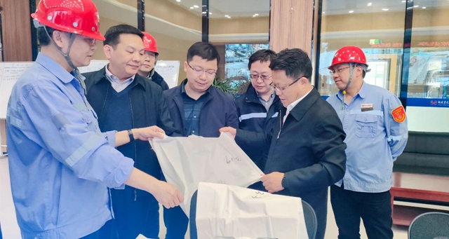 王大真一行到降解新材料公司現(xiàn)場(chǎng)辦公(圖1) 王大真一行到降解新材料公司現(xiàn)場(chǎng)辦公(圖1)