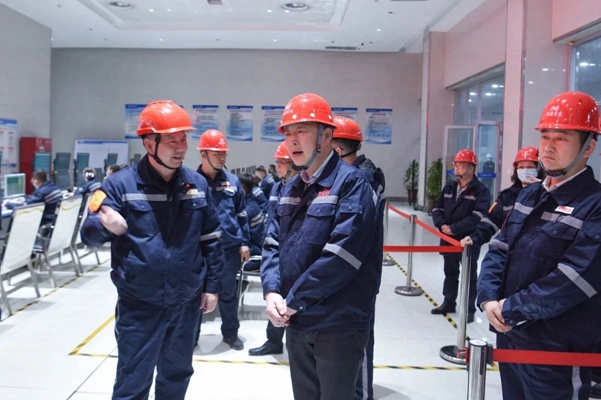 黃智華、王大真一行到新疆宜化和新疆宜化礦業(yè)現(xiàn)場(chǎng)調(diào)研(圖1)