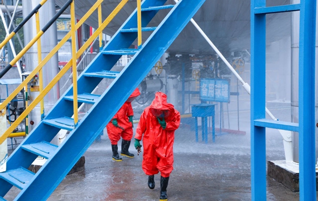 松滋肥業(yè)聯(lián)合松滋消防中隊(duì)開展應(yīng)急“盲演”(圖2) 松滋肥業(yè)聯(lián)合松滋消防中隊(duì)開展應(yīng)急“盲演”(圖2)