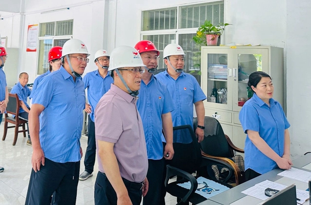 王大真一行到礦業(yè)公司現(xiàn)場辦公(圖1) 王大真一行到礦業(yè)公司現(xiàn)場辦公(圖1)