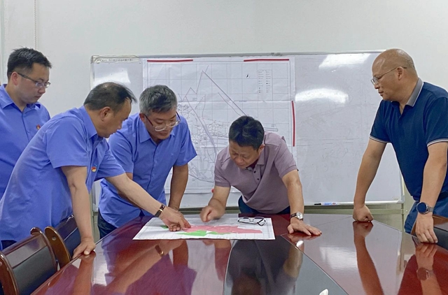 王大真一行到礦業(yè)公司現(xiàn)場辦公(圖2) 王大真一行到礦業(yè)公司現(xiàn)場辦公(圖2)