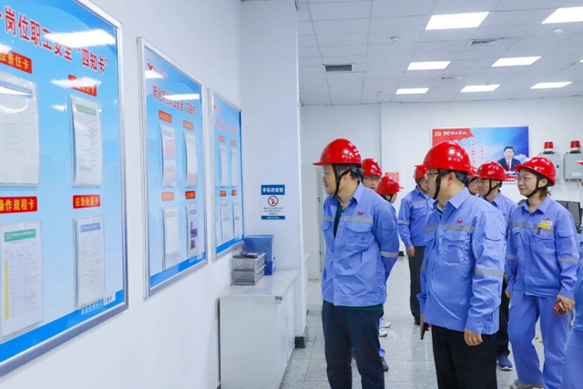 宜昌市總工會副主席崔大江一行到股份公司現(xiàn)場調(diào)研(圖1) 宜昌市總工會副主席崔大江一行到股份公司現(xiàn)場調(diào)研(圖1)