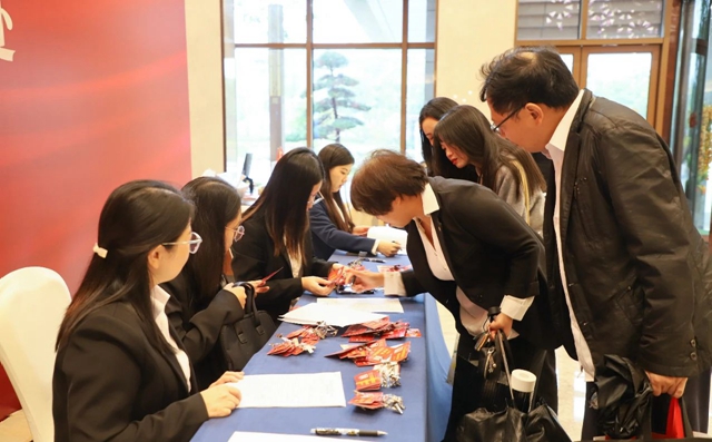 肩負重托共謀發(fā)展！集團七屆二次職代會代表報到并參觀田家河新項目(圖1)