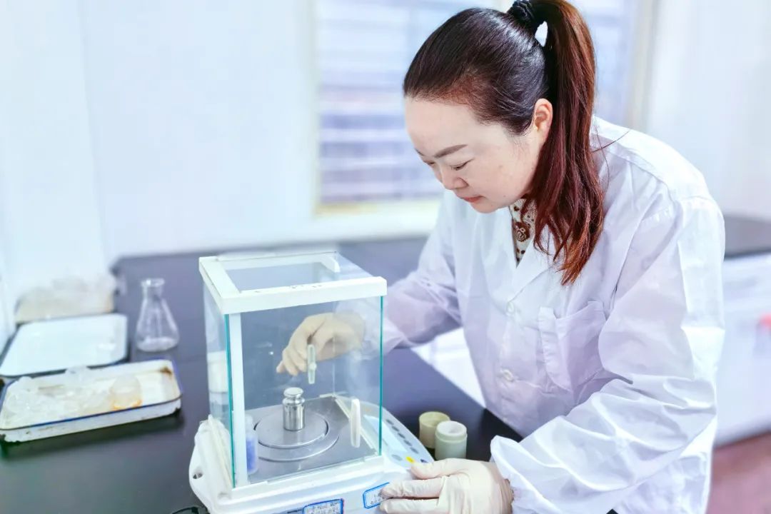 【宜化榜樣】股份公司黃冬燕：立足分析崗位，爭(zhēng)當(dāng)技術(shù)能手(圖3)