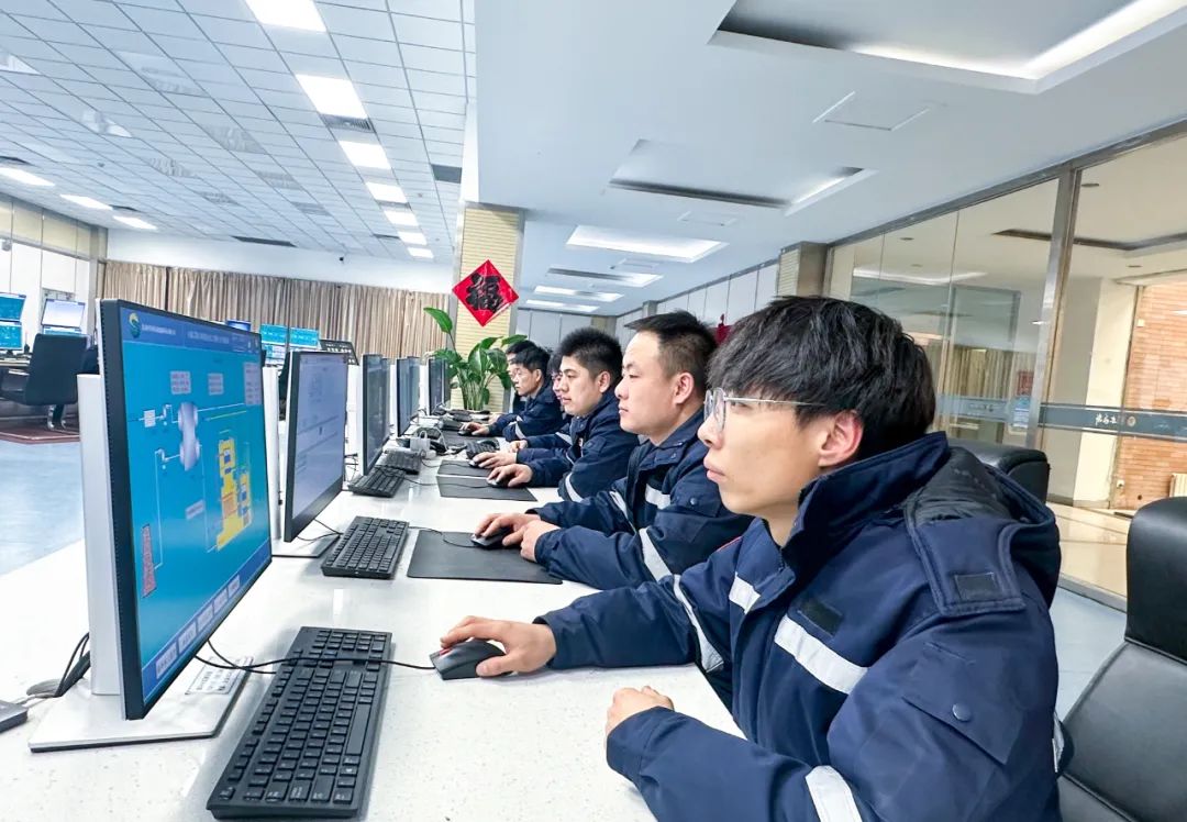 【先進(jìn)班組】聯(lián)化公司合成氨分廠工藝二班:扎實(shí)抓牢崗位安全生產(chǎn)(圖2) 【先進(jìn)班組】聯(lián)化公司合成氨分廠工藝二班:扎實(shí)抓牢崗位安全生產(chǎn)(圖2)