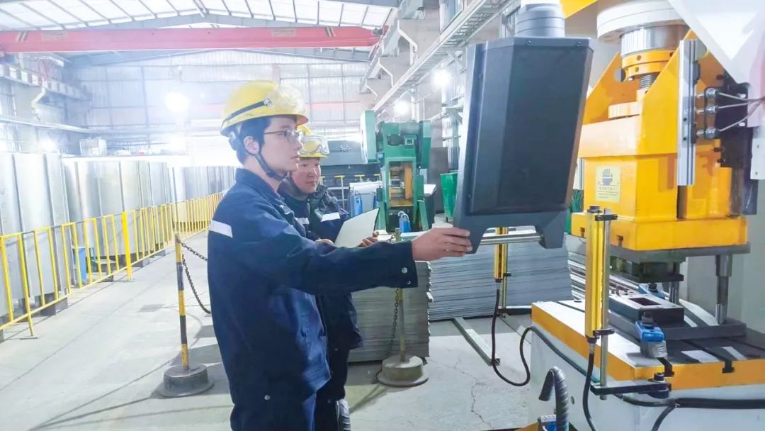 青海宜化電石分廠電極殼班：加強標準化建設(shè)，保障電石爐長周期穩(wěn)定運行(圖3)