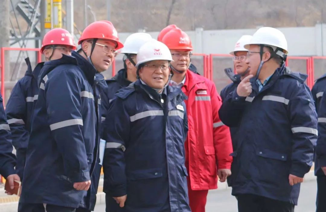 王大真到青海片區(qū)現(xiàn)場(chǎng)辦公(圖2) 王大真到青海片區(qū)現(xiàn)場(chǎng)辦公(圖2)