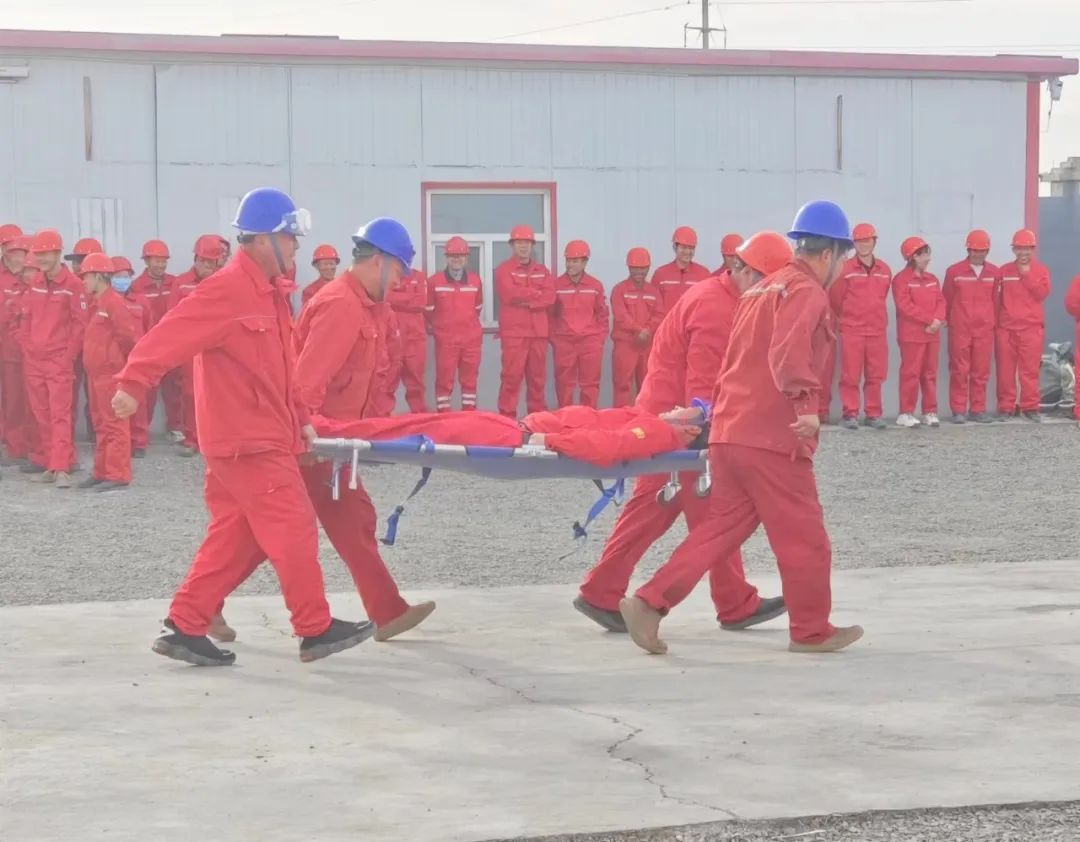 新疆項(xiàng)目部開(kāi)展火災(zāi)事故專(zhuān)項(xiàng)預(yù)案應(yīng)急救援演練(圖2) 新疆項(xiàng)目部開(kāi)展火災(zāi)事故專(zhuān)項(xiàng)預(yù)案應(yīng)急救援演練(圖2)