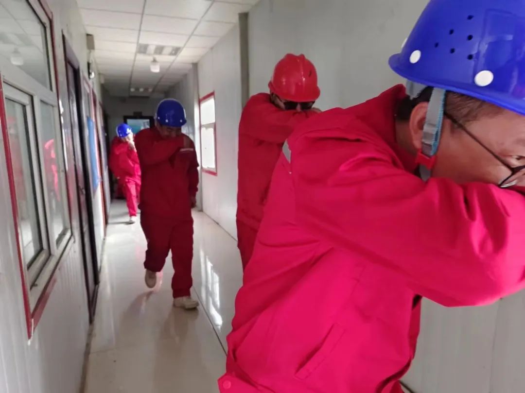 新疆項(xiàng)目部開(kāi)展火災(zāi)事故專(zhuān)項(xiàng)預(yù)案應(yīng)急救援演練(圖3) 新疆項(xiàng)目部開(kāi)展火災(zāi)事故專(zhuān)項(xiàng)預(yù)案應(yīng)急救援演練(圖3)