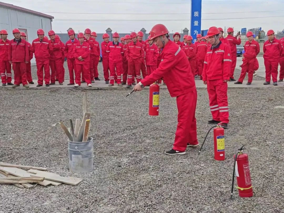 新疆項(xiàng)目部開(kāi)展火災(zāi)事故專(zhuān)項(xiàng)預(yù)案應(yīng)急救援演練(圖4) 新疆項(xiàng)目部開(kāi)展火災(zāi)事故專(zhuān)項(xiàng)預(yù)案應(yīng)急救援演練(圖4)