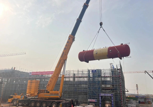 首臺(tái)大型設(shè)備“落戶”，氯堿新能源項(xiàng)目吹響工程設(shè)備安裝新號(hào)角！(圖1)