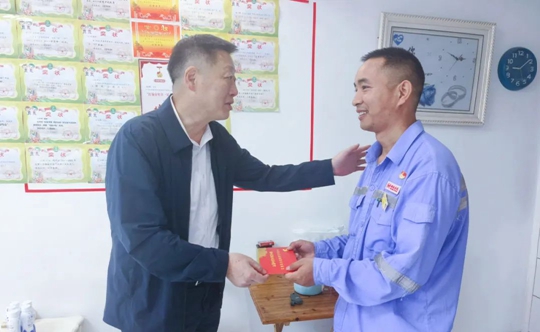 “七一”走訪送真情 慰問(wèn)關(guān)懷暖人心(圖1) “七一”走訪送真情 慰問(wèn)關(guān)懷暖人心(圖1)