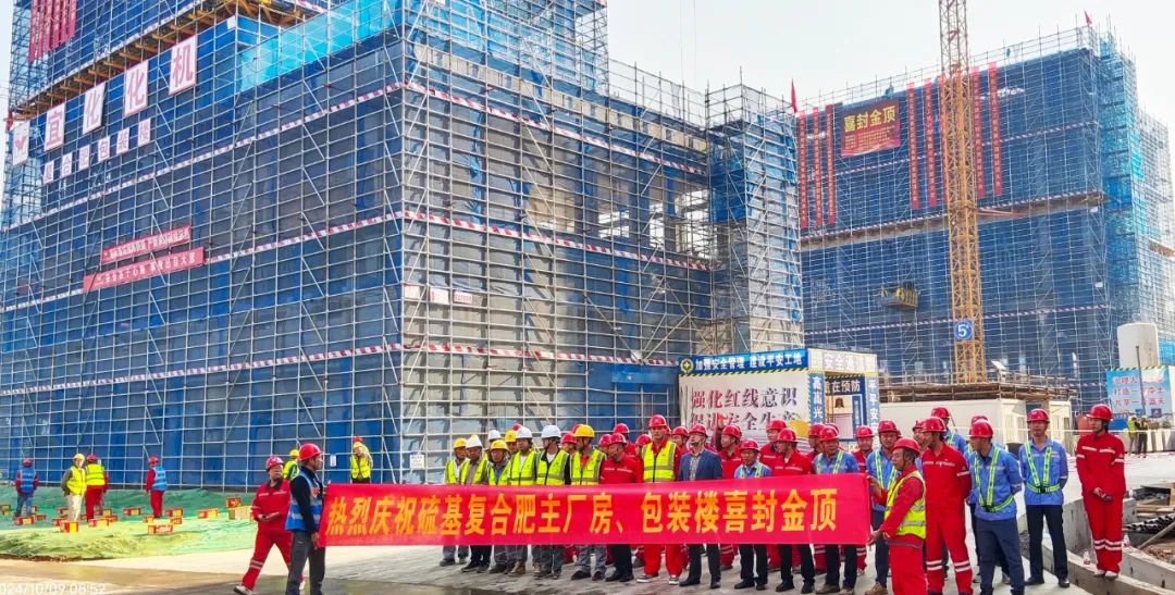 化機(jī)公司黨委書(shū)記、董事長(zhǎng)、總經(jīng)理?xiàng)钪袧傻匠琼?xiàng)目現(xiàn)場(chǎng)辦公(圖2)