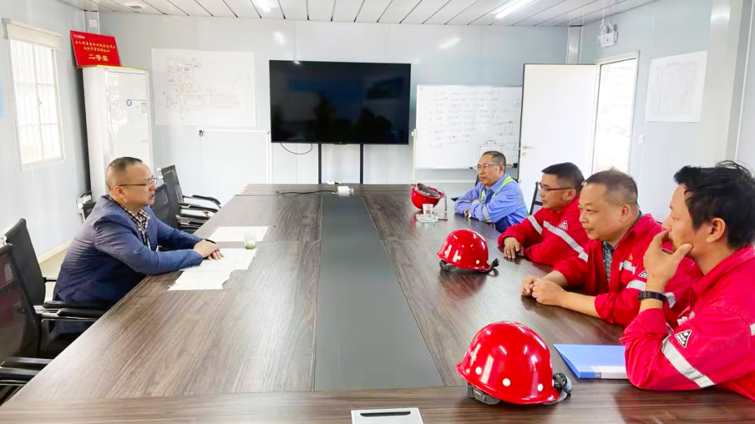 化機(jī)公司黨委書(shū)記、董事長(zhǎng)、總經(jīng)理?xiàng)钪袧傻匠琼?xiàng)目現(xiàn)場(chǎng)辦公(圖3)