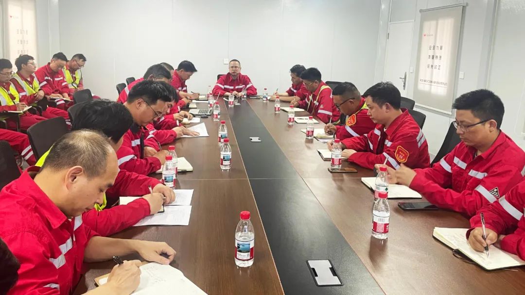 化機(jī)公司黨委書記、董事長、總經(jīng)理?xiàng)钪袧傻絻?nèi)蒙季戊四醇項(xiàng)目現(xiàn)場辦公(圖3)