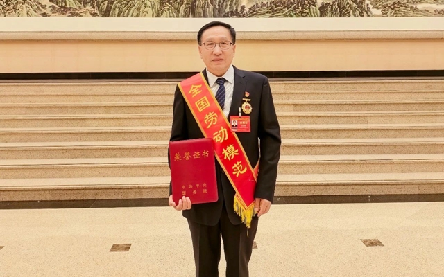 祝賀！新疆宜化礦業(yè)龐建將榮獲全國(guó)勞動(dòng)模范(圖1)