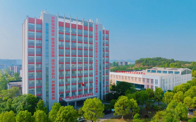 宜化職業(yè)培訓(xùn)中心榮獲“湖北五一勞動(dòng)獎(jiǎng)狀”(圖1) 宜化職業(yè)培訓(xùn)中心榮獲“湖北五一勞動(dòng)獎(jiǎng)狀”(圖1)