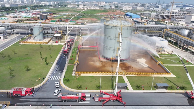 新宜化工開展?；钒踩a(chǎn)事故應(yīng)急演練(圖1)