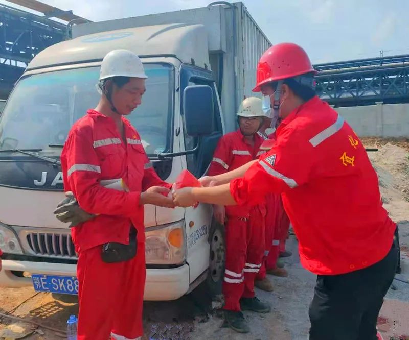 化機(jī)公司開展送清涼活動(圖4) 圖片