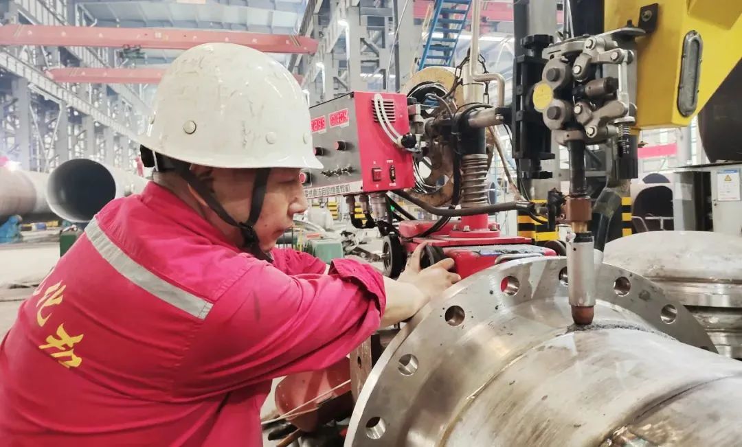 化機(jī)公司承接項(xiàng)目批大型塔器設(shè)備順利出廠(圖2) 圖片