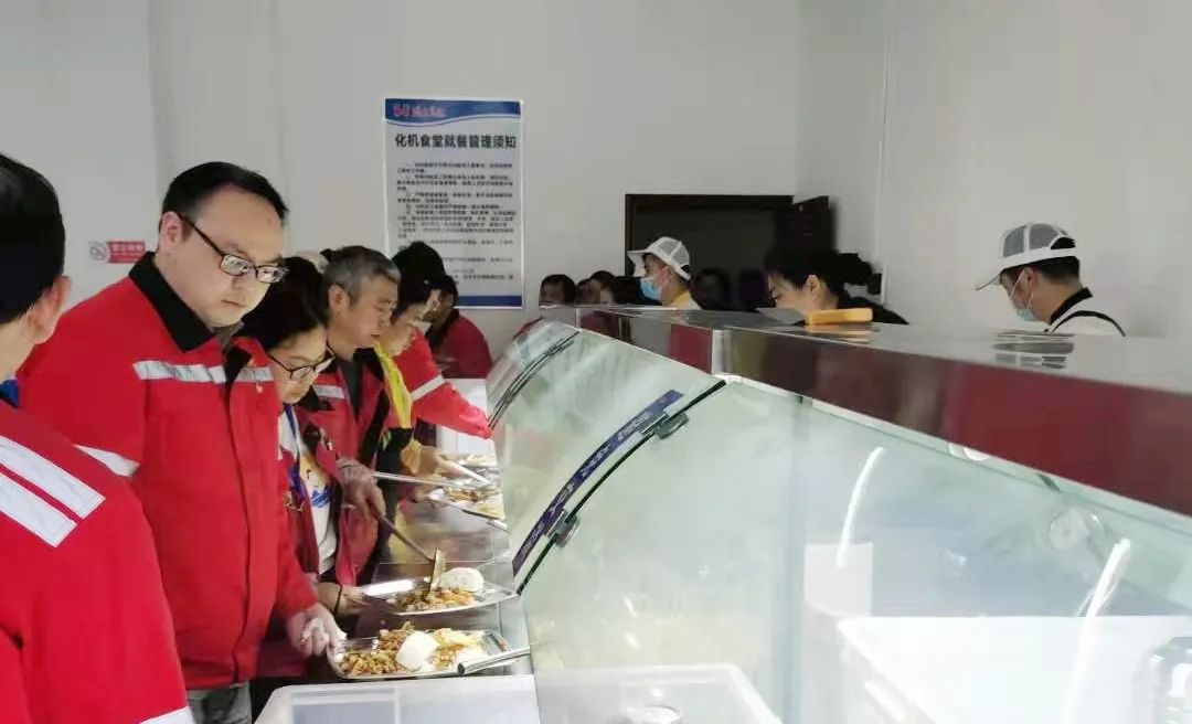 【辦實(shí)事】化機(jī)公司:聽(tīng)心聲解難題 為職工服好務(wù)(圖1) 圖片