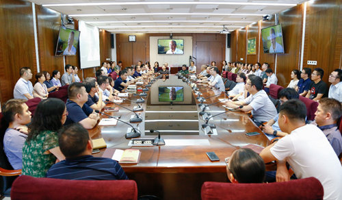 集團黨委組織總部機關(guān)黨員干部集中觀看張富清同志先進(jìn)事跡電視記錄片《本色》