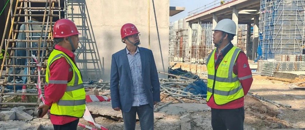 化機(jī)公司黨委書記、董事長(zhǎng)、總經(jīng)理?xiàng)钪袧傻巾?xiàng)目現(xiàn)場(chǎng)檢查工作